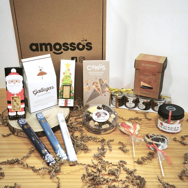 Lote Navidad gourmet con turrones con ilustraciones de árbol de Navidad y Papá Noel