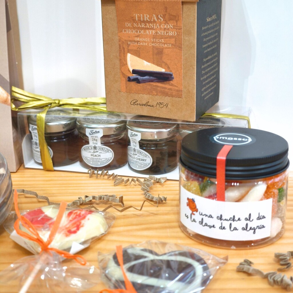 Detalle golosinas caja Navidad infantil con dulces y turrón