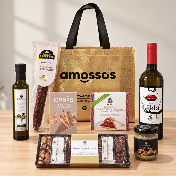 Lote gourmet Blanca Navidad de Amossos con vino blanco Gilda, salchichón con pistachos, aceite de oliva, conservas, chocolates y turrones, junto a una bolsa dorada.