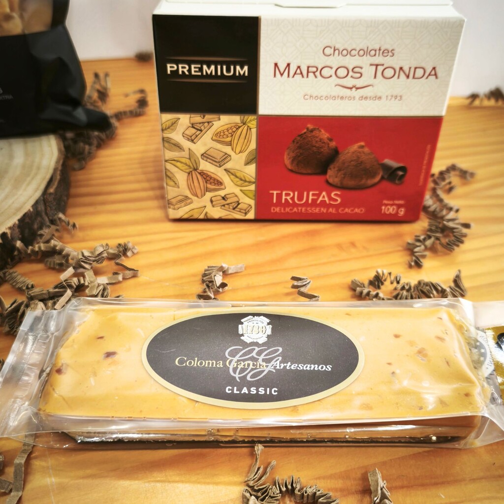 Detalle dulce del lote de Navidad con cerveza, picoteo salado y dulce con turrón