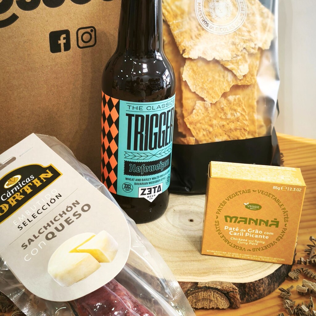 Detalle salado del lote de Navidad con cerveza, picoteo y turrón