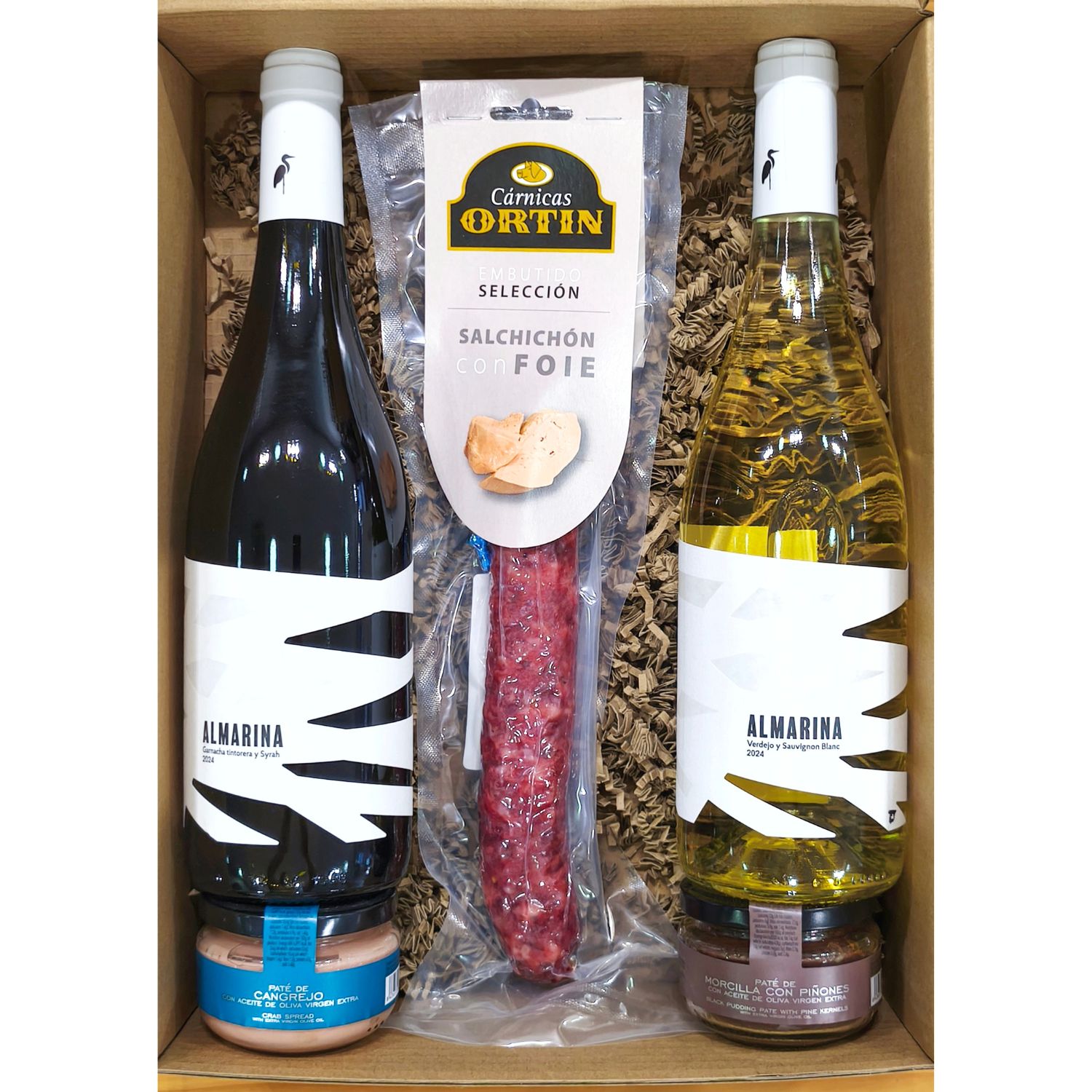 Disposición interior de la caja gourmet 'Blanco y tinto' con un vino blanco, otro tinto, dos patés y un embutido con foie
