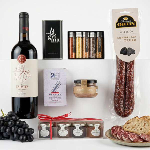 Caja gourmet con vino de la denominación de origen Toro con embutidos, conservas, aceite, sales, paté y mermeladas