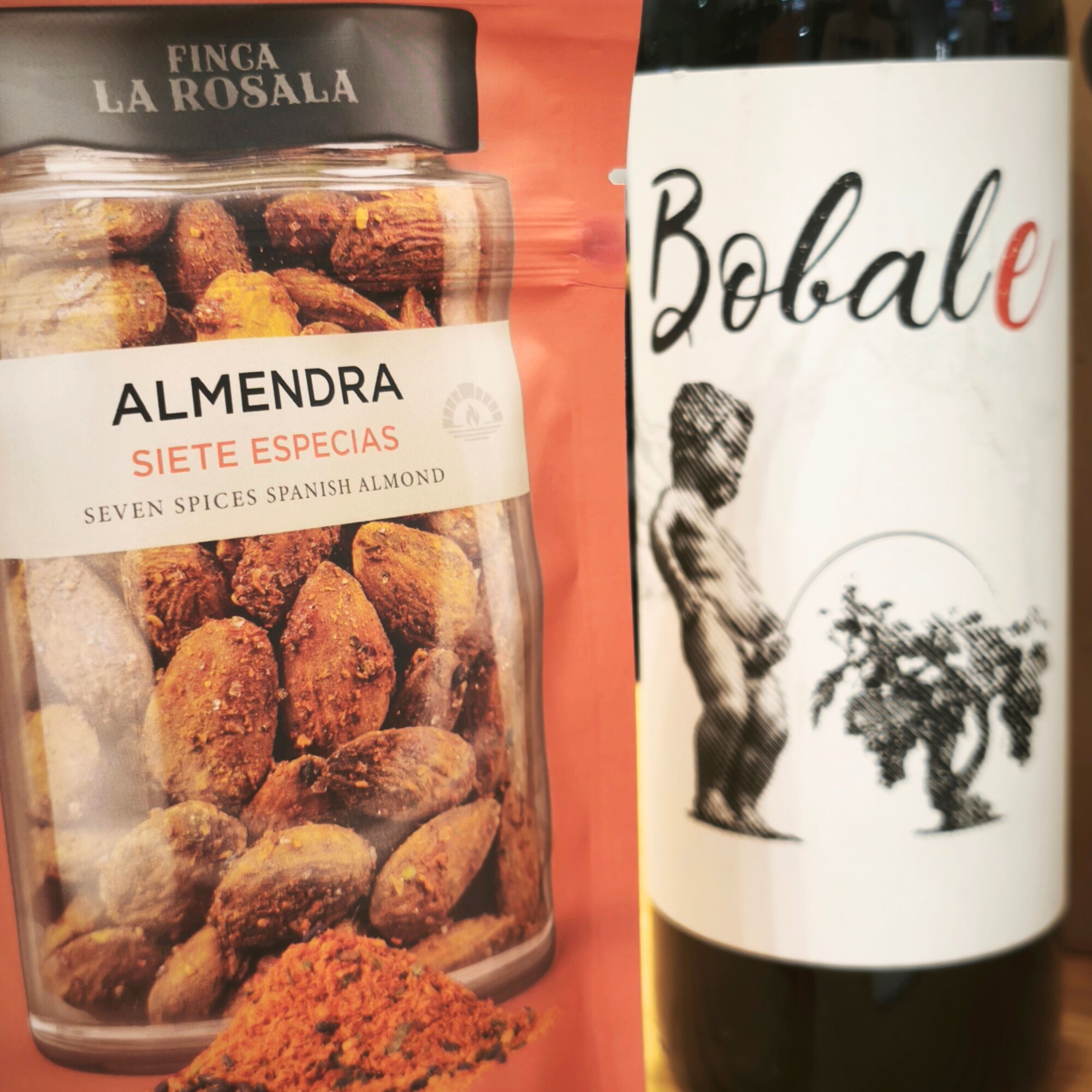 Caja gourmet 'De vinito con papá' con detalle de las almendras siete especias y el vino tinto Bobale