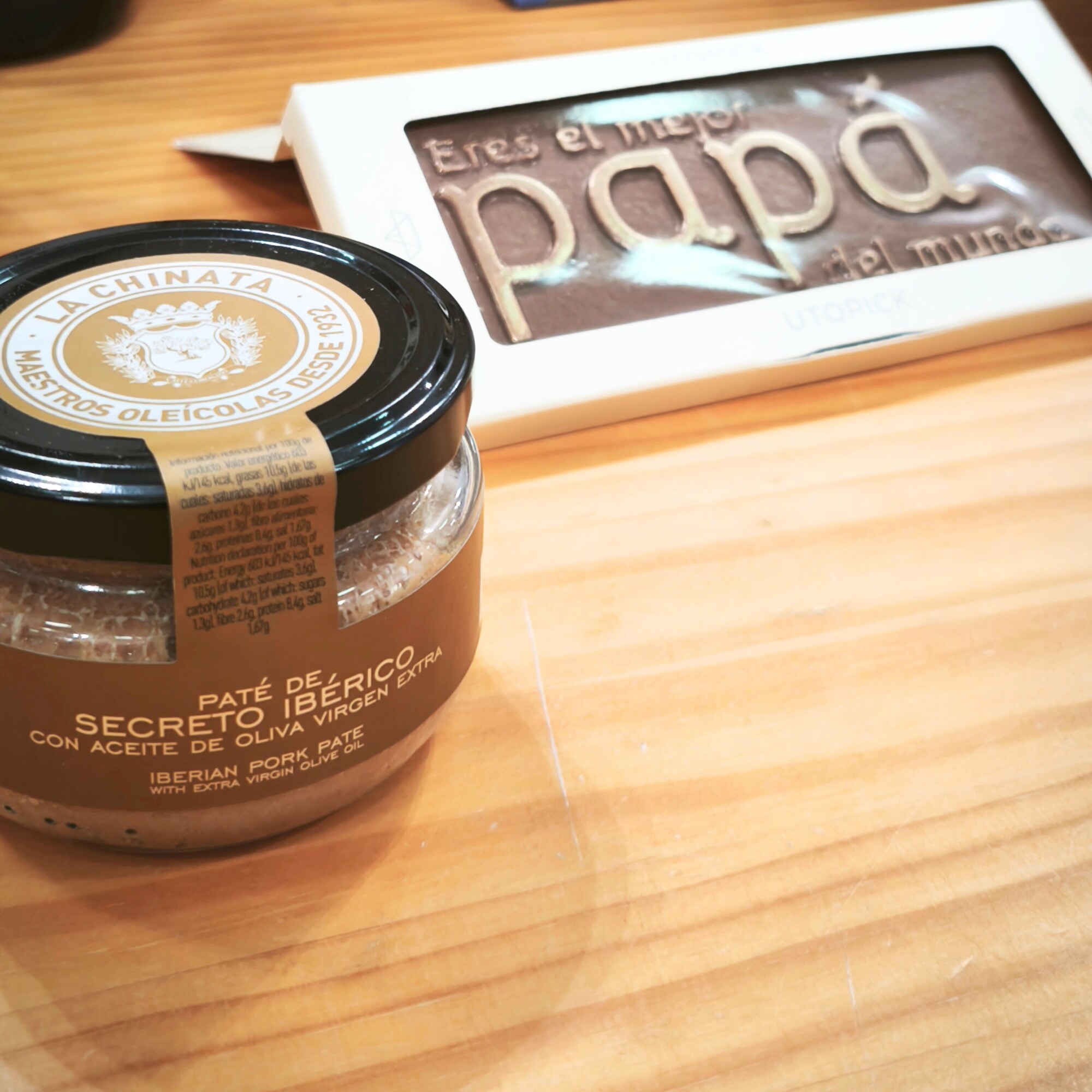 Caja gourmet 'De vinito con papá' con primer plano del paté de secreto ibérico y de fondo la tableta de chocolate 'Eres el mejor papá del mundo'