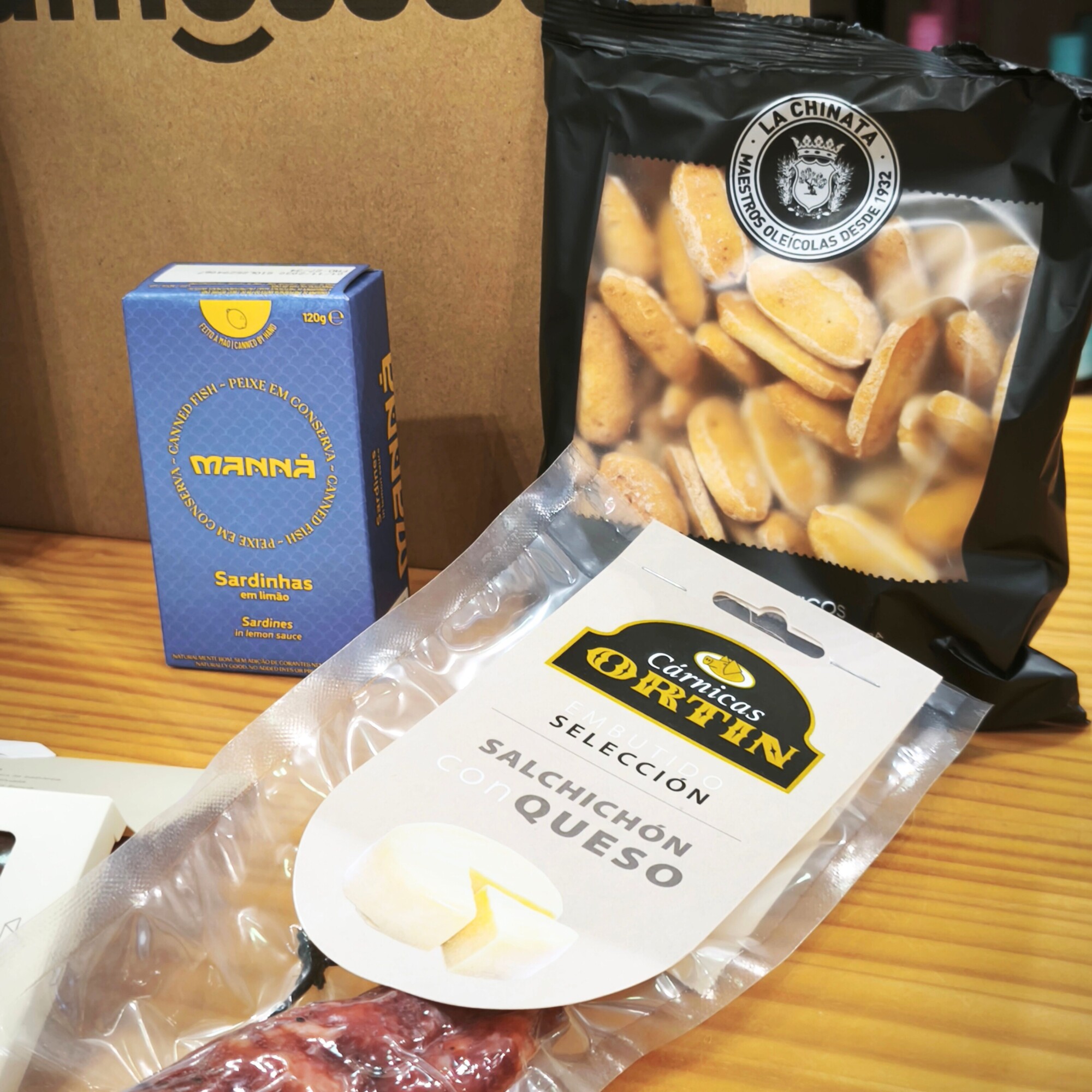 Caja gourmet 'De vinito con papa'. Detalle de las sardinas con limón, el salchichón con queso y los picos rústicos de pan