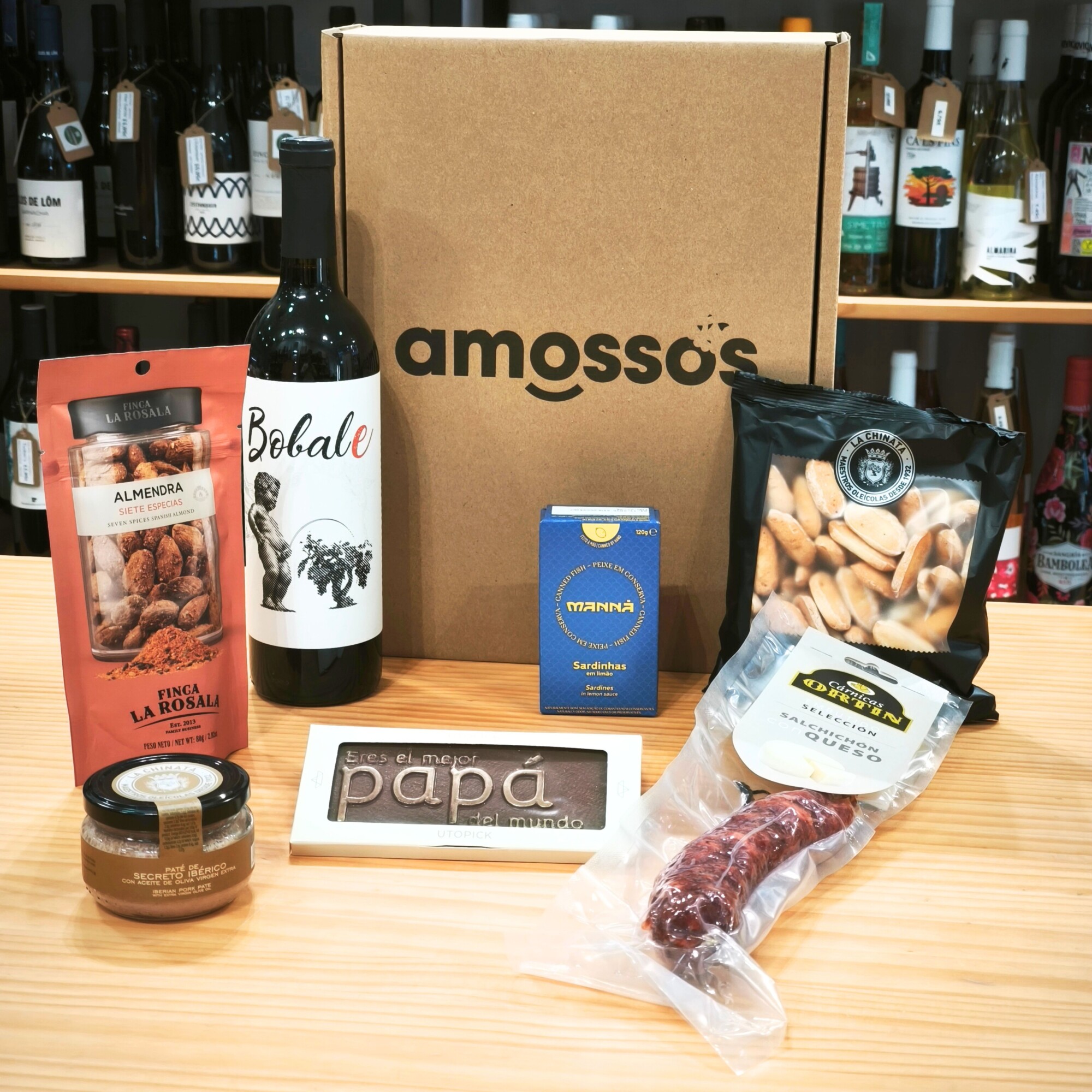 Caja gourmet 'De vinito con papá' ideal para regalar el Día del Padre. Incluye vino tinto bobal, paté de secreto ibérico, picos de pan rústico, sardinas con limón, salchichón con queso, almendras especiadas y una tableta de chocoalte de Utopick con la frese 'Eres el mejor papá del mundo'