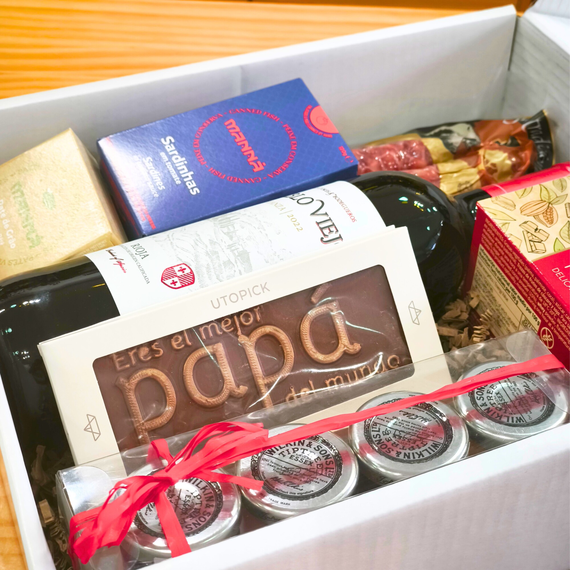 Interior de la caja regalo Papa de Pueblo Viejo con mermelada, chocolate con mensje, trufas, embutido y hummus