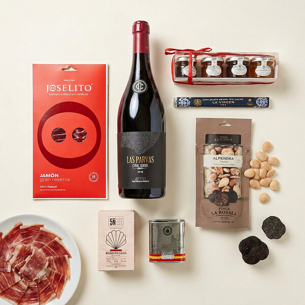 Vista cenital de la caja regalo gourmet Summum con jamón Joselito y vino de Toro, almendras trufas, aceite de oliva, berberechos y mermeladas
