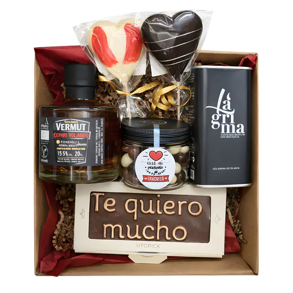 Cesta regalo gourmet San Valentín con chocolate artesano, aceite de oliva virgen extra, vermut blanco y dulces artesanos de la Comunidad Valenciana, envuelta en celofán con cinta de corazones