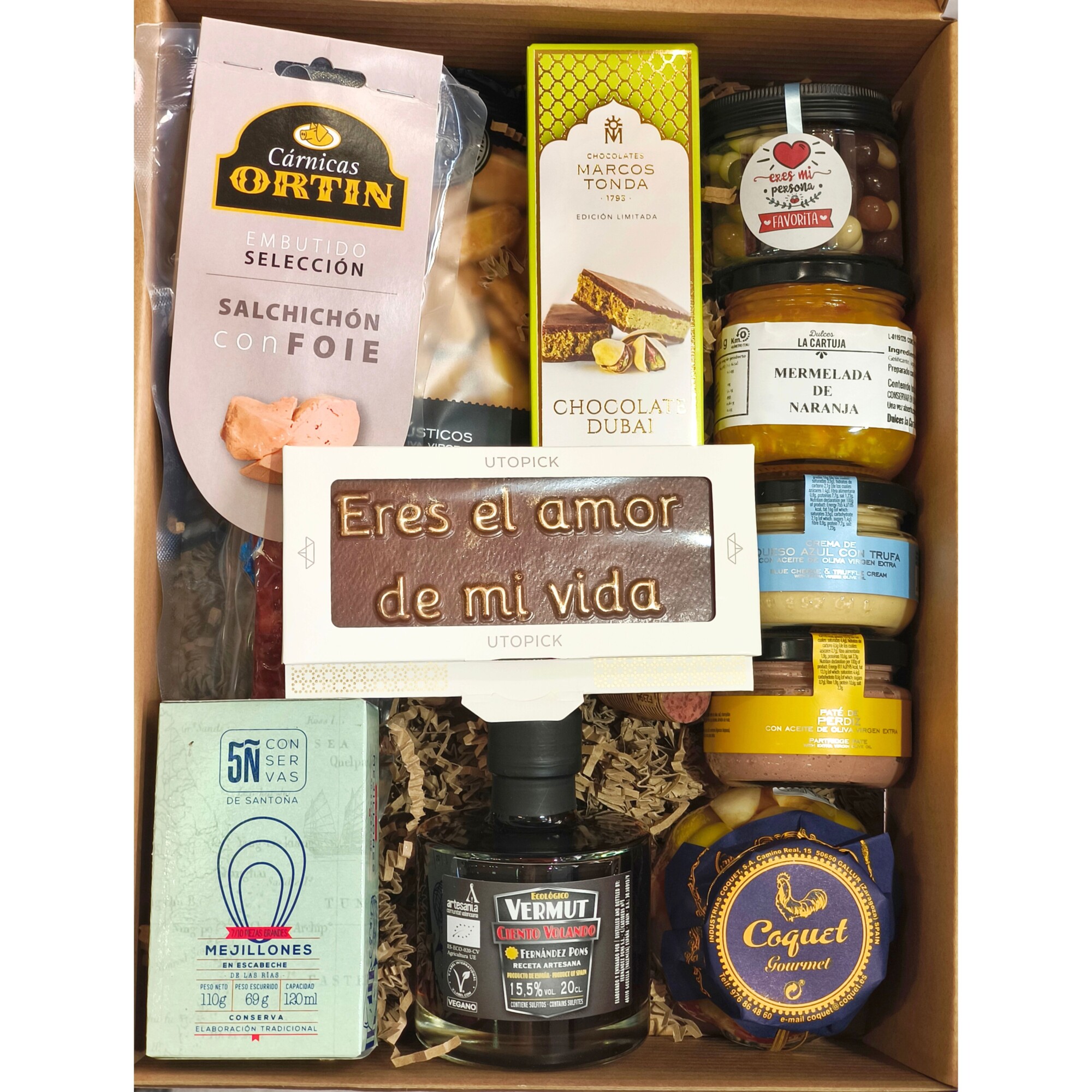 Caja gourmet vermut para dos packaging Caja gourmet Amossos lista para regalar, con patés, mermeladas, vermut mini, chocolate, embutidos, encurtidos, picos y chocolate con mensaje romántico.