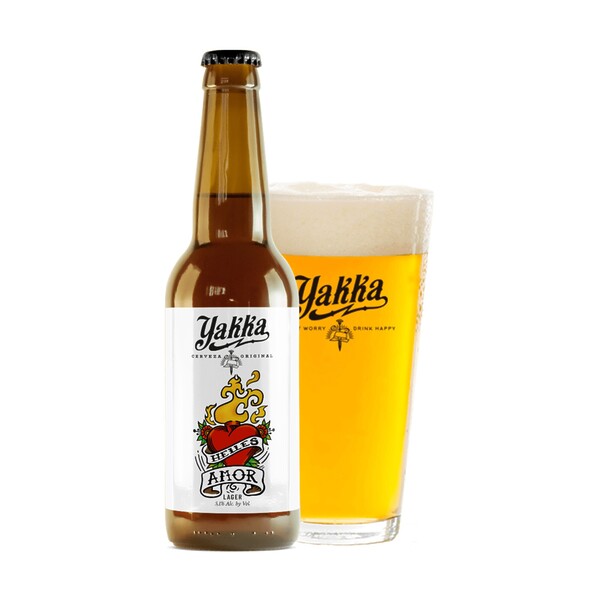 Botella de Yakka Amor Lager 33 cl rubia y brillante, cerveza artesana estilo Helles Lager con aroma cereal-floral y sabor ligero, refrescante y fácil de beber.