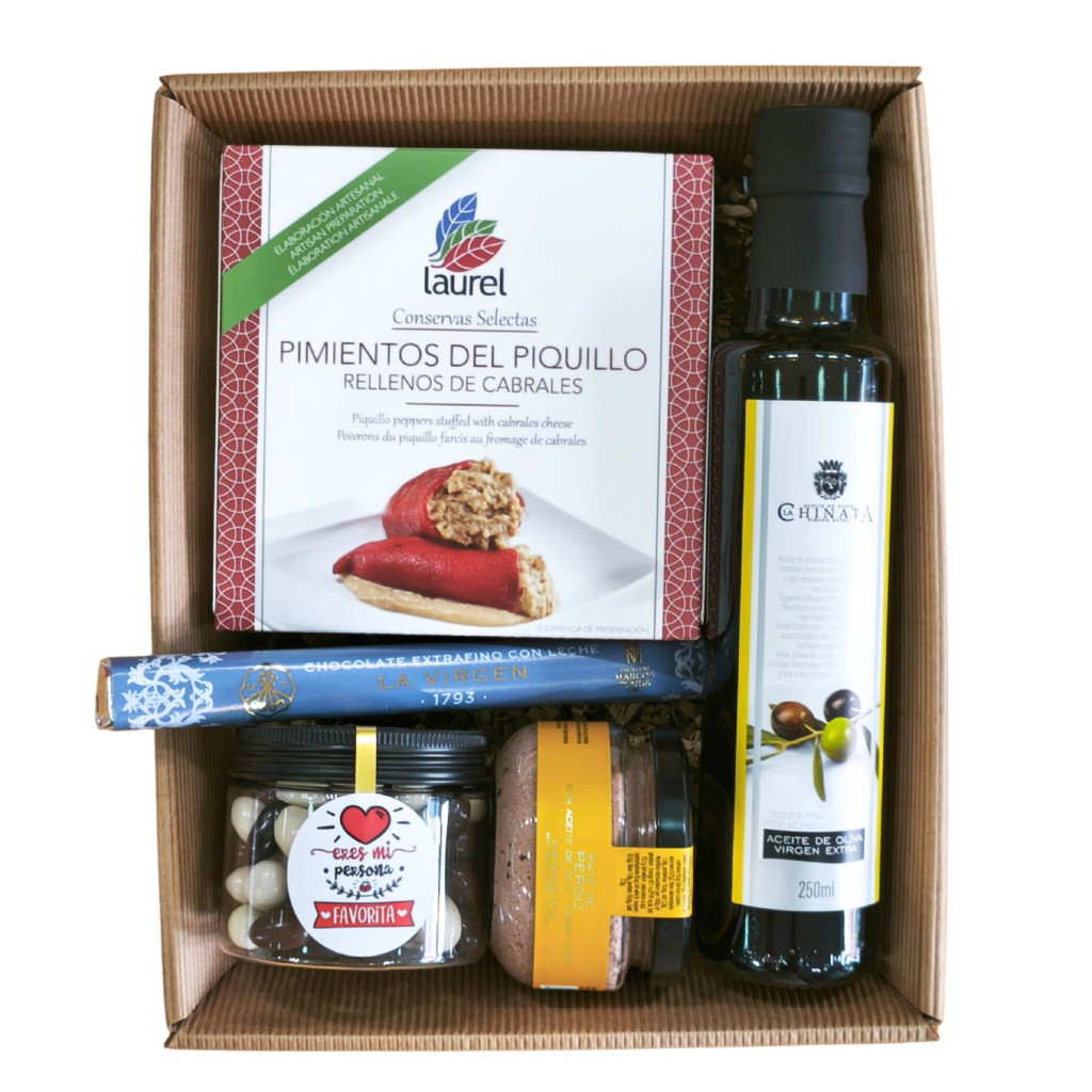 Detalle de cesta gourmet con aceite de oliva La Chinata, conservas artesanas Laurel y una selección de chocolates premium de Marcos Tonda y Rafael Andreu, con dedicatoria "Eres mi persona favorita"