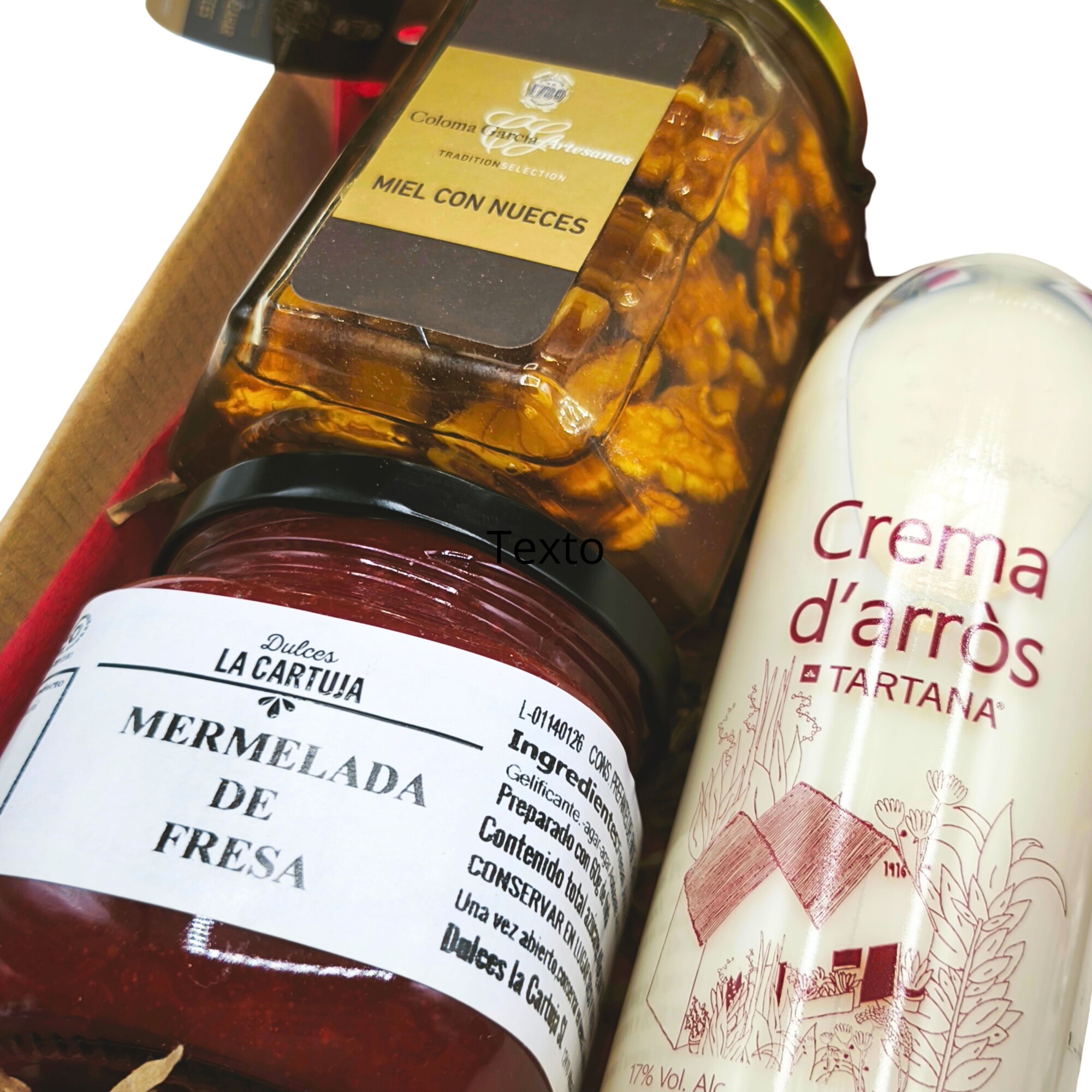 Miel con nueces, mermelada de fresa y licor de arroz en una cesta gourmet San Valentín