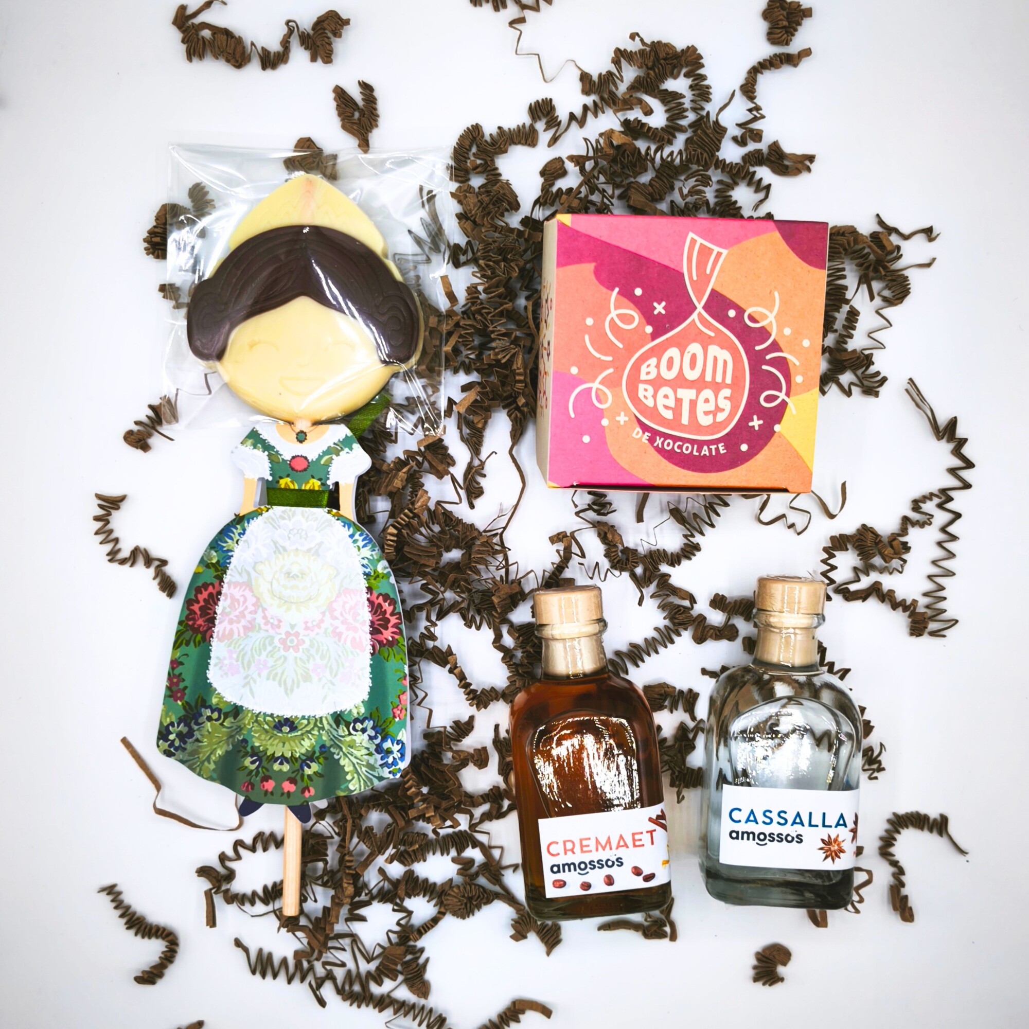 Cesta gourmet fallas con chocolate artesanal valenciano, licor cremaet y cazalla, pack regalo fallera con productos típicos de la Comunitat Valenciana