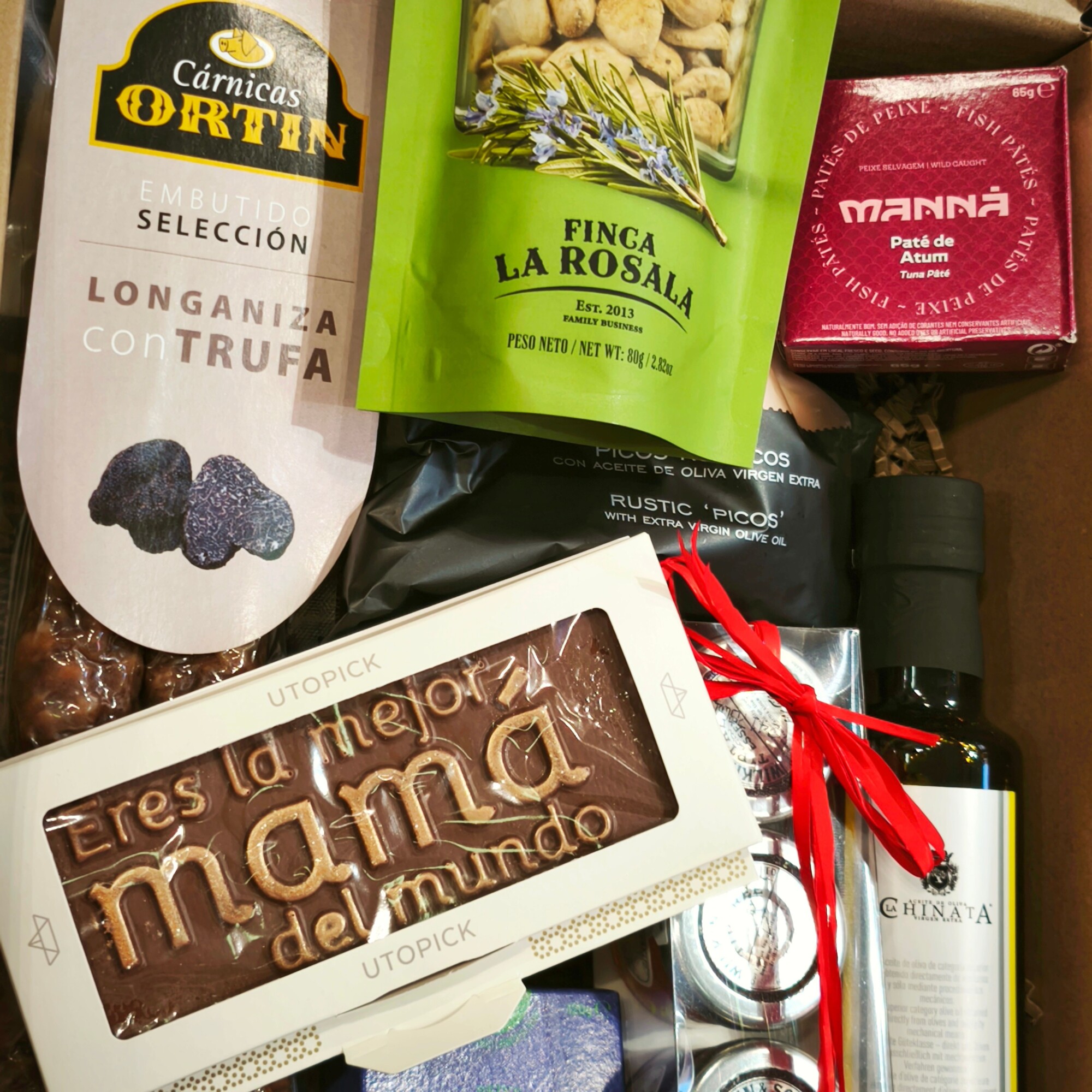 Detalle tableta de chocolate 'Eres la mejor mamá del mundo' de la caja regalo gourmet del Día de la Madre