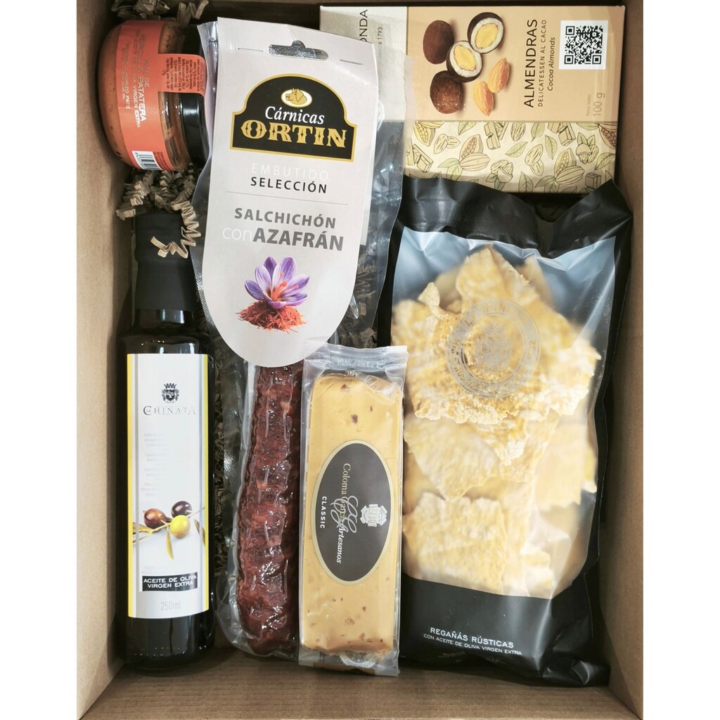 Disposición interior de la caja gourmet de Navidad sin alcohol con turrón, embutido, aceite de oliva y dulces
