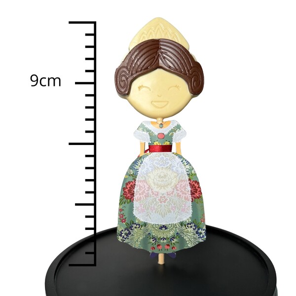 Piruleta artesana de chocolate con figura de fallera en traje típico valenciano, realizada por el maestro chocolatero Mario Padial, en bolsita de celofán transparente, producto gourmet de La Pobla Llarga (Valencia)