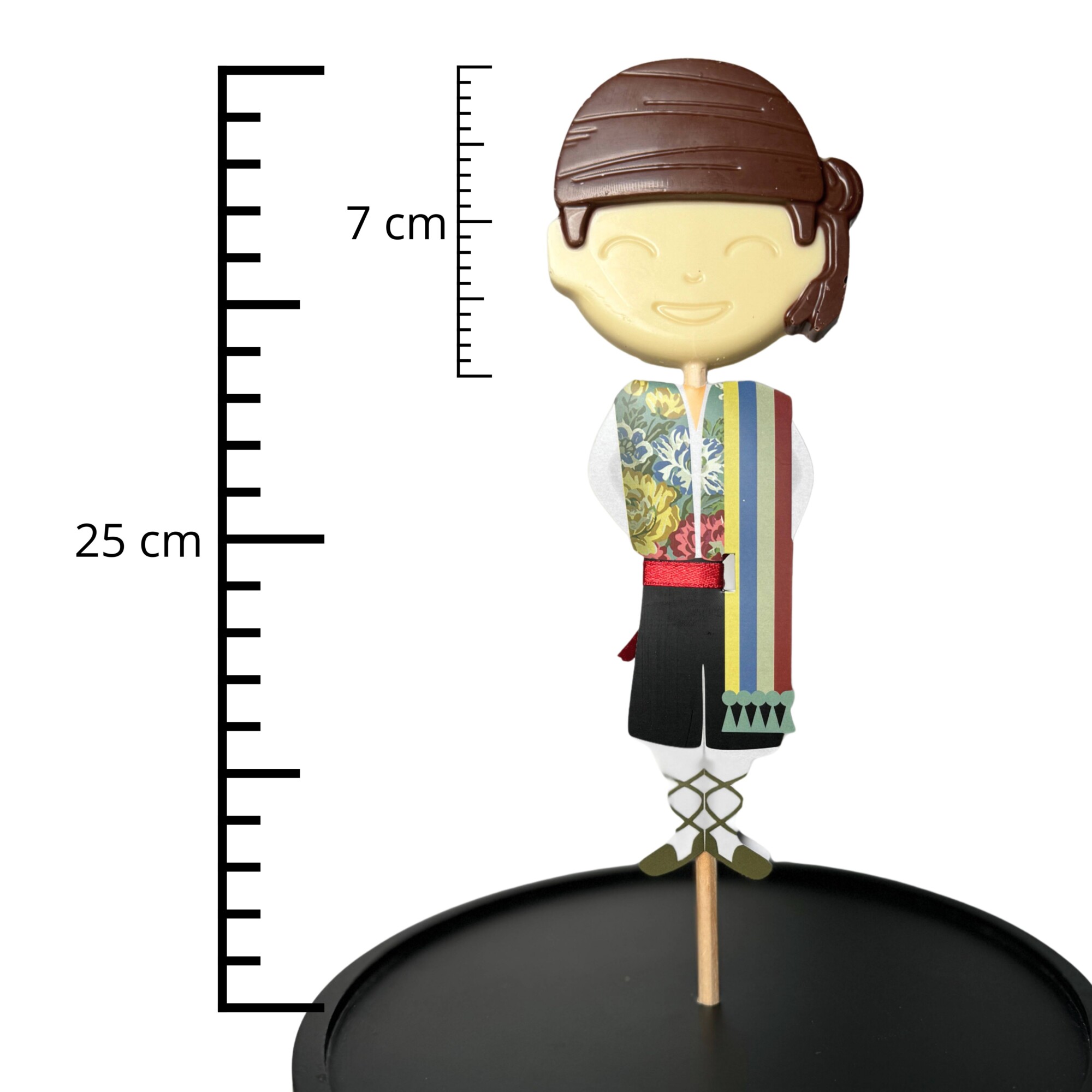 Piruleta artesana de chocolate con figura de fallero en traje típico valenciano, realizada por el maestro chocolatero Mario Padial, en bolsita de celofán transparente, producto gourmet de La Pobla Llarga (Valencia)