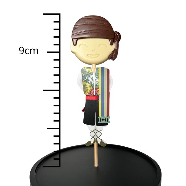 Piruleta artesana de chocolate con figura de fallerp en traje típico valenciano, realizada por el maestro chocolatero Mario Padial, en bolsita de celofán transparente, producto gourmet de La Pobla Llarga (Valencia)