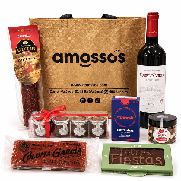 Bodegón navideño del lote Felices Fiestas de Amossos con bolsa regalo dorada, vino tinto, dulces artesanos y productos gourmet.