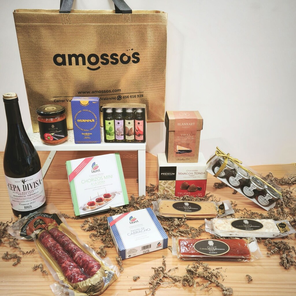 Cesta de Navidad gourmet con una selección de productos dulces y salados y vino Rioja