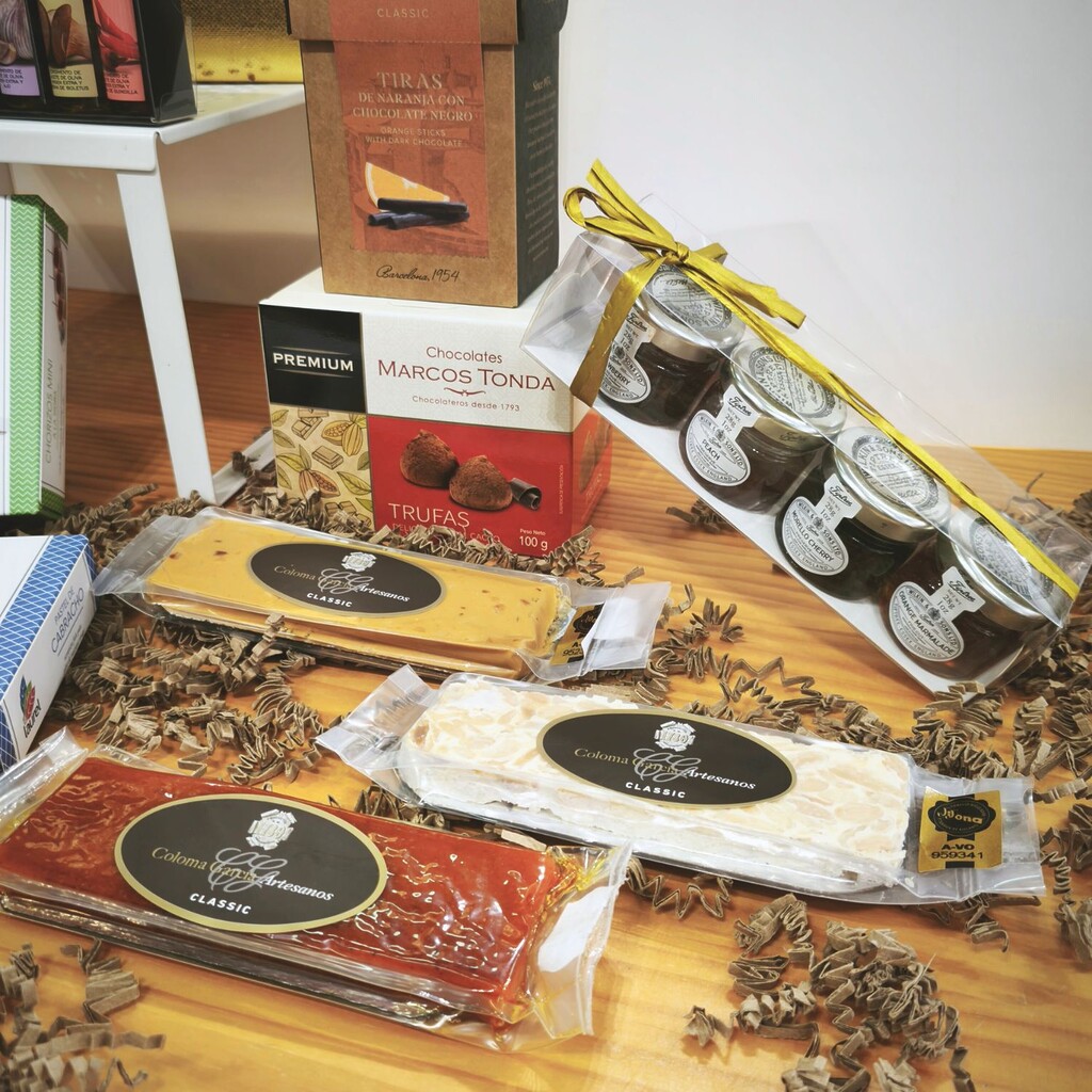 Lote de productos dulces gourmet de caja regalo Navidad con vino de Rioja y turrones