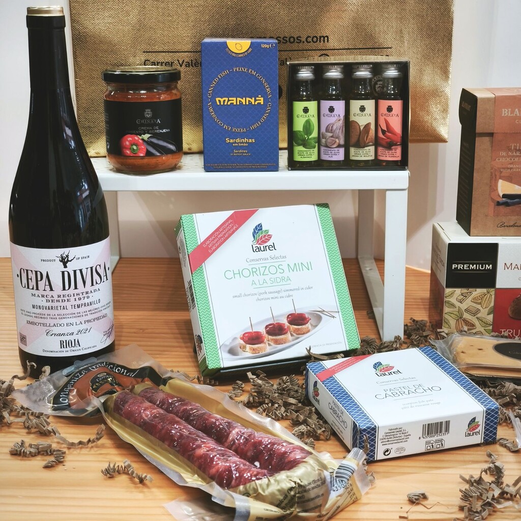 Caja de Navidad delicatessen con embutidos, aceutes, patés y vino Rioja
