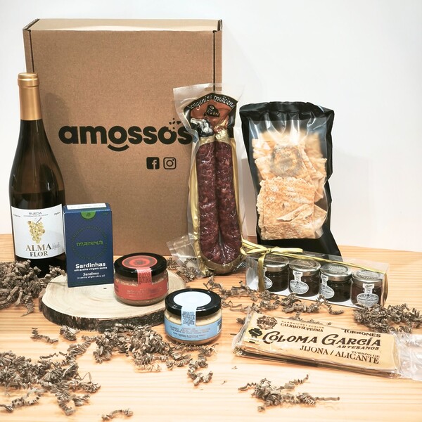 Caja gourmet Navidad con vino blanco verdejo, mermelada, turrón de Jijona, patés, sardinas y embutido