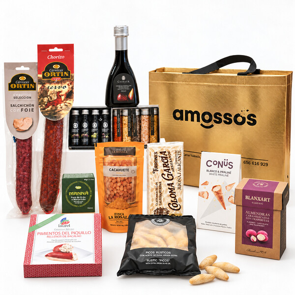 Lote gourmet Amossos sobre una mesa clara, con bolsa dorada, doce productos, embutidos, picos y cacahuetes al curry