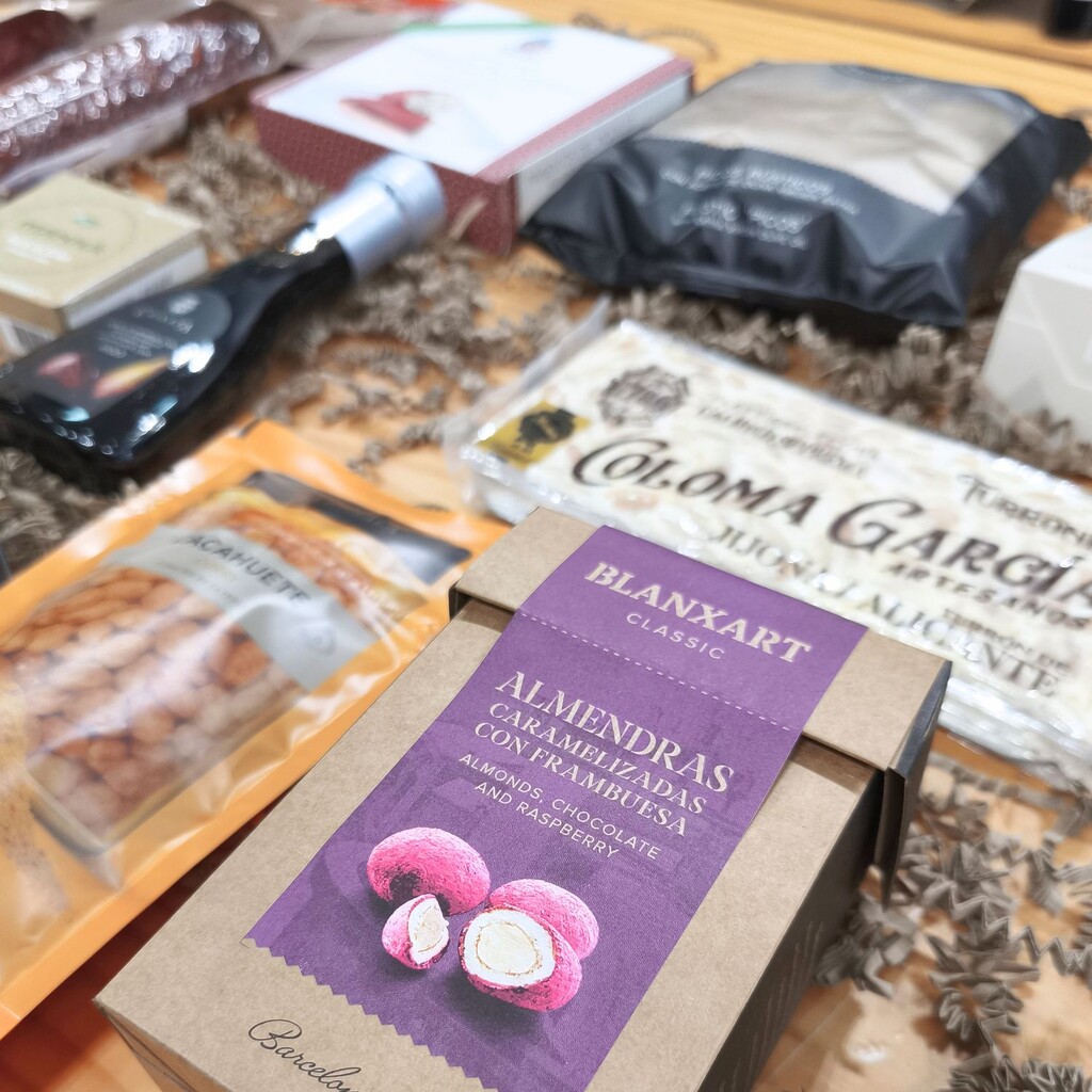 Detalle de almedras caramelizadas con frambuesa cesta gourmet Navidad