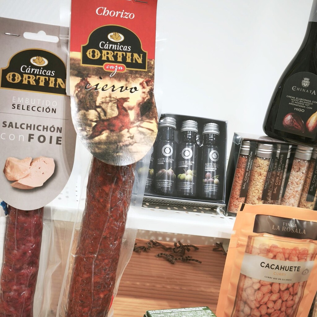 Embutidos incluidos en la caja de Navidad gourmet con salchichón de foie y chorizo de ciervo