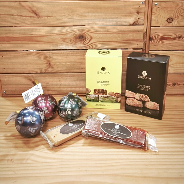 Selección de dulces típicos españoles con turrones de Jijona, polvorones de almendra y mantecados artesanos sobre fondo neutro