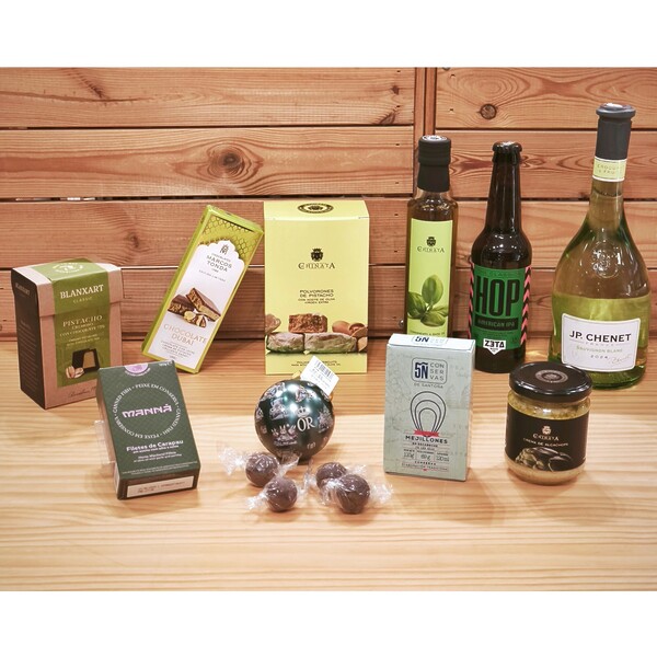 Pack Verde Gourmet 11 productos packaging verde vibrante: bombones pistacho, Chocolate Dubai, polvorones pistacho, AOVE albahaca, cerveza IPA, vino Sauvignon Blanc, conservas premium.