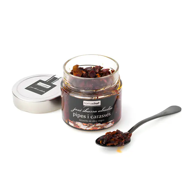 Bote abierto de Pipes i carasses Tomachaf con porción servida en cucharita, aperitivo valenciano tradicional listo para disfrutar