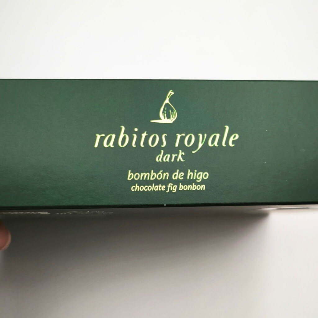 Detalle lateral packaging bombones de chocolate negro con higo seco 'La Higuera' edición Navidad