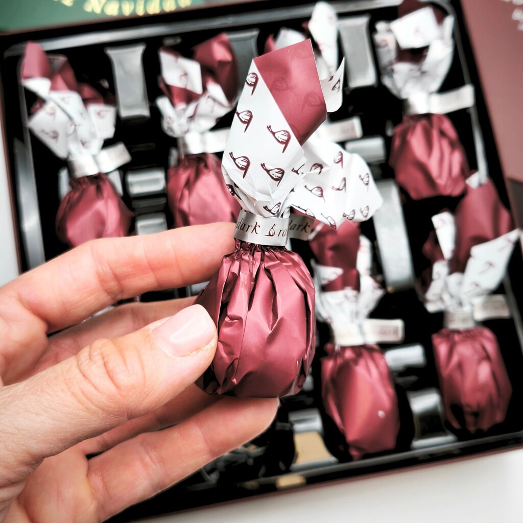 Detalle bombón de chocolate negro con higo seco al brandy 'La Higuera' edición Navidad