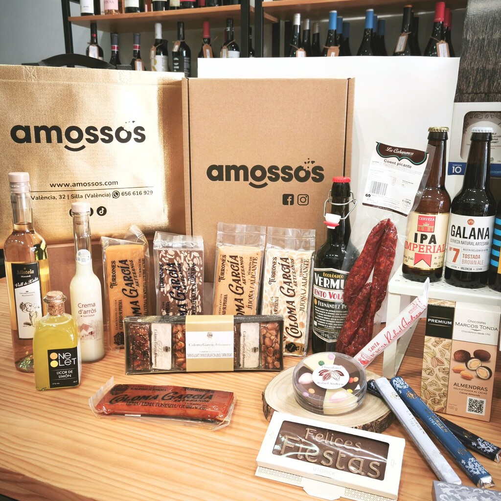 Detalle parcial de cesta de Navidad premium de productos valencianos gourmet hechos por artesanos