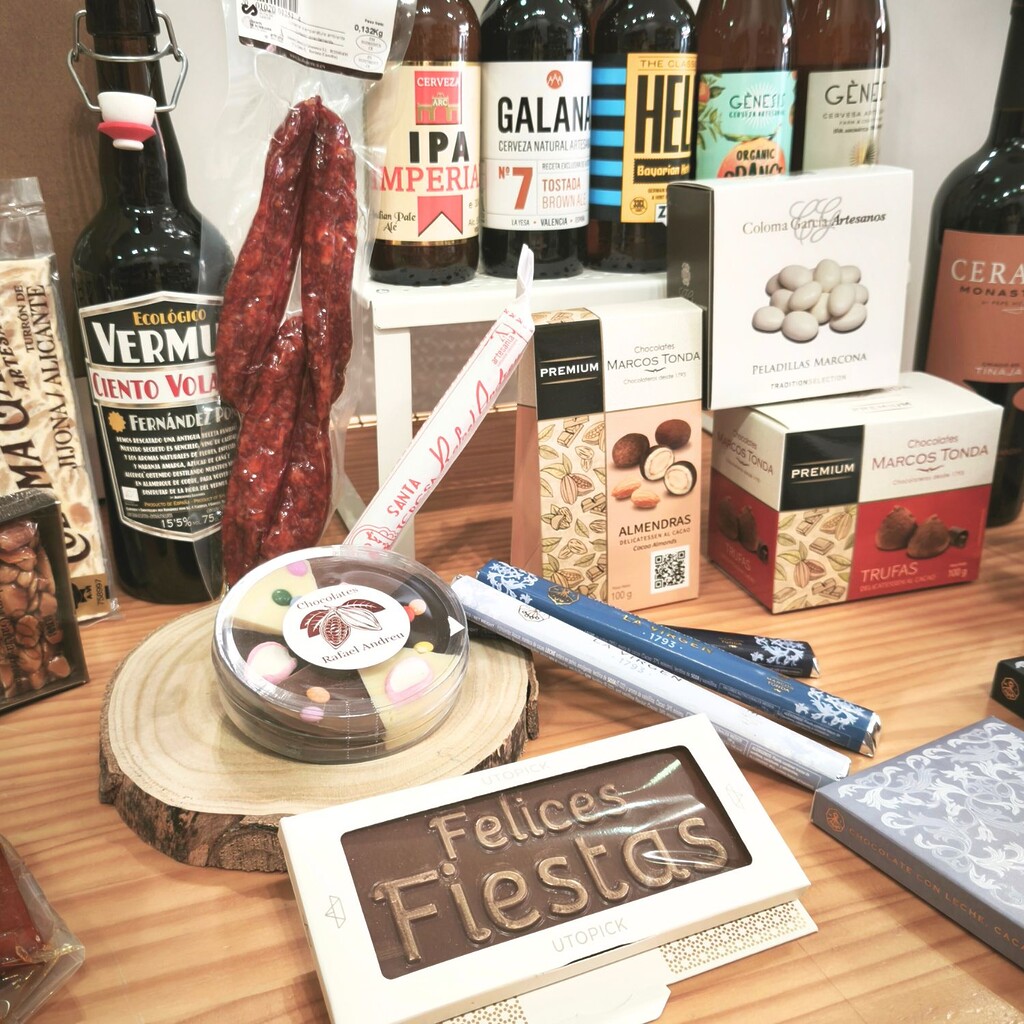 Detalle de caja de productos navideños premium de artesanos valencianos